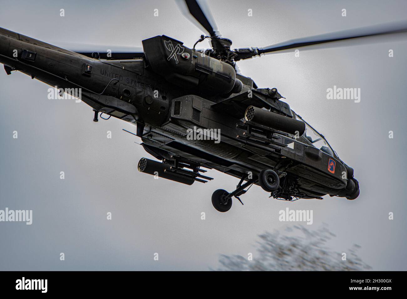 Un elicottero AH-64 Apache Attack della dodicesima brigata dell'Aviazione da combattimento dell'Esercito degli Stati Uniti fornisce sicurezza aerea durante l'esercizio della NATO VERDE GRIFFIN 21, il 4 ottobre 2021 a Lehnin, Germania. GREEN GRIFFIN è un esercizio di formazione annuale della NATO volto ad aumentare la portata, la capacità e l'interoperabilità degli alleati e delle forze partner della NATO. L’esercizio ha coinvolto elementi della dodicesima brigata dell’aviazione da combattimento dell’esercito statunitense, della Divisione delle forze di risposta rapida della Bundeswehr, dell’aviazione olandese e della brigata meccanizzata dell’esercito rumeno. (STATI UNITI Foto dell'esercito di Michele Wiencek). Foto Stock