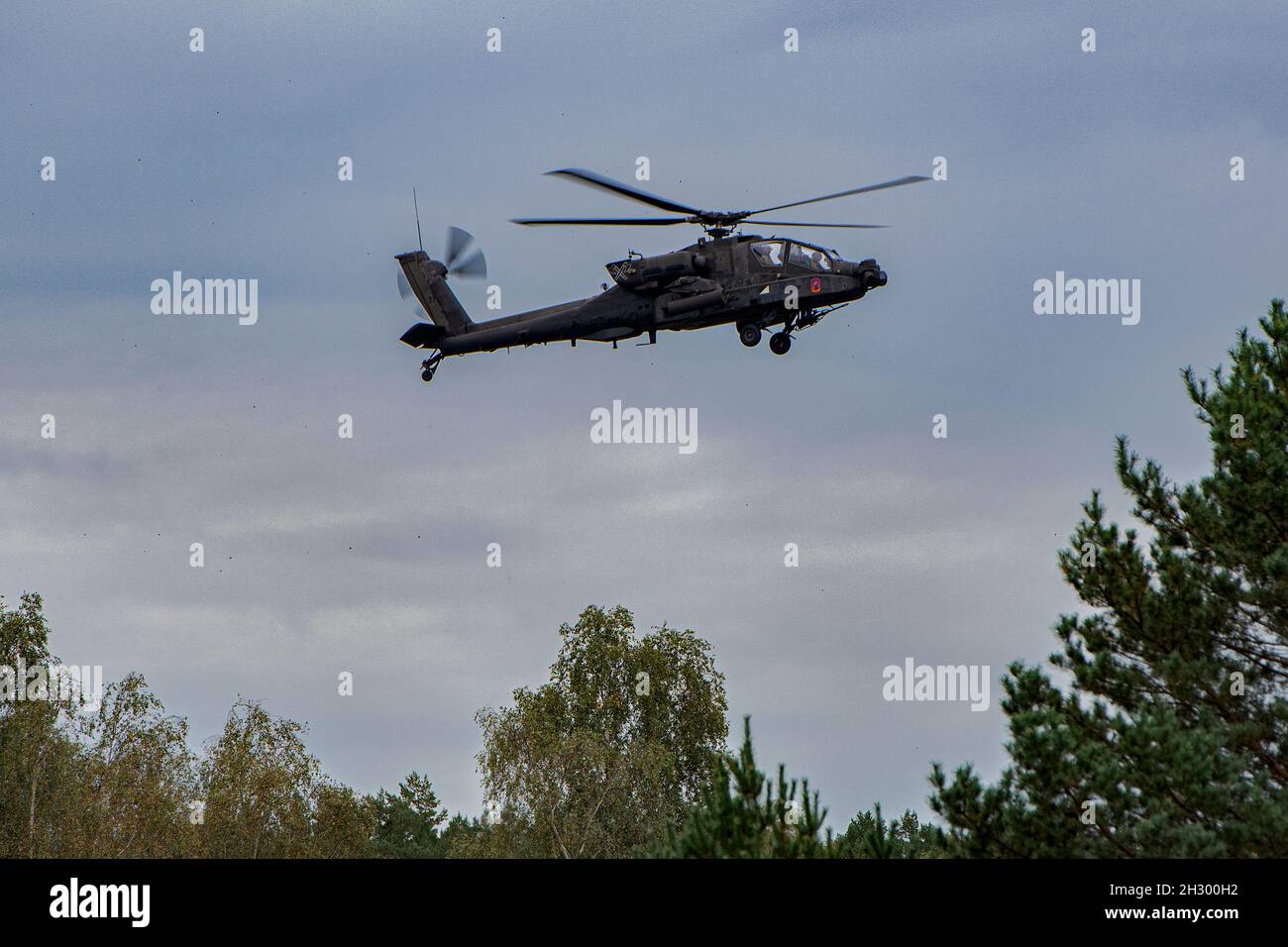 Un elicottero AH-64 Apache Attack della dodicesima brigata dell'Aviazione da combattimento dell'Esercito degli Stati Uniti fornisce sicurezza durante l'esercizio della NATO VERDE GRIFFIN 21, il 4 ottobre 2021 a Lehnin, Germania. GREEN GRIFFIN è un esercizio di formazione annuale della NATO volto ad aumentare la portata, la capacità e l'interoperabilità degli alleati e delle forze partner della NATO. L’esercizio ha coinvolto elementi della dodicesima brigata dell’aviazione da combattimento dell’esercito statunitense, della Divisione delle forze di risposta rapida della Bundeswehr, dell’aviazione olandese e della brigata meccanizzata dell’esercito rumeno. (STATI UNITI Foto dell'esercito di Michele Wiencek). Foto Stock