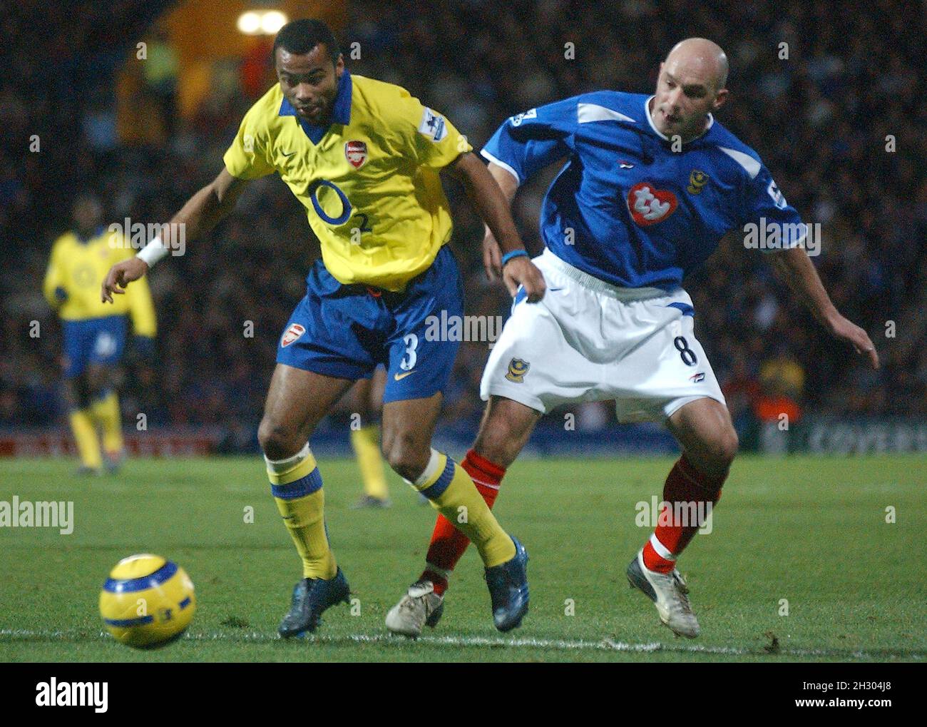 PORTSMOUTH V ARSENAL 2004 STEVE STONE E ASHLEY COLE PIC MIKE WALKER, 2004 Foto Stock