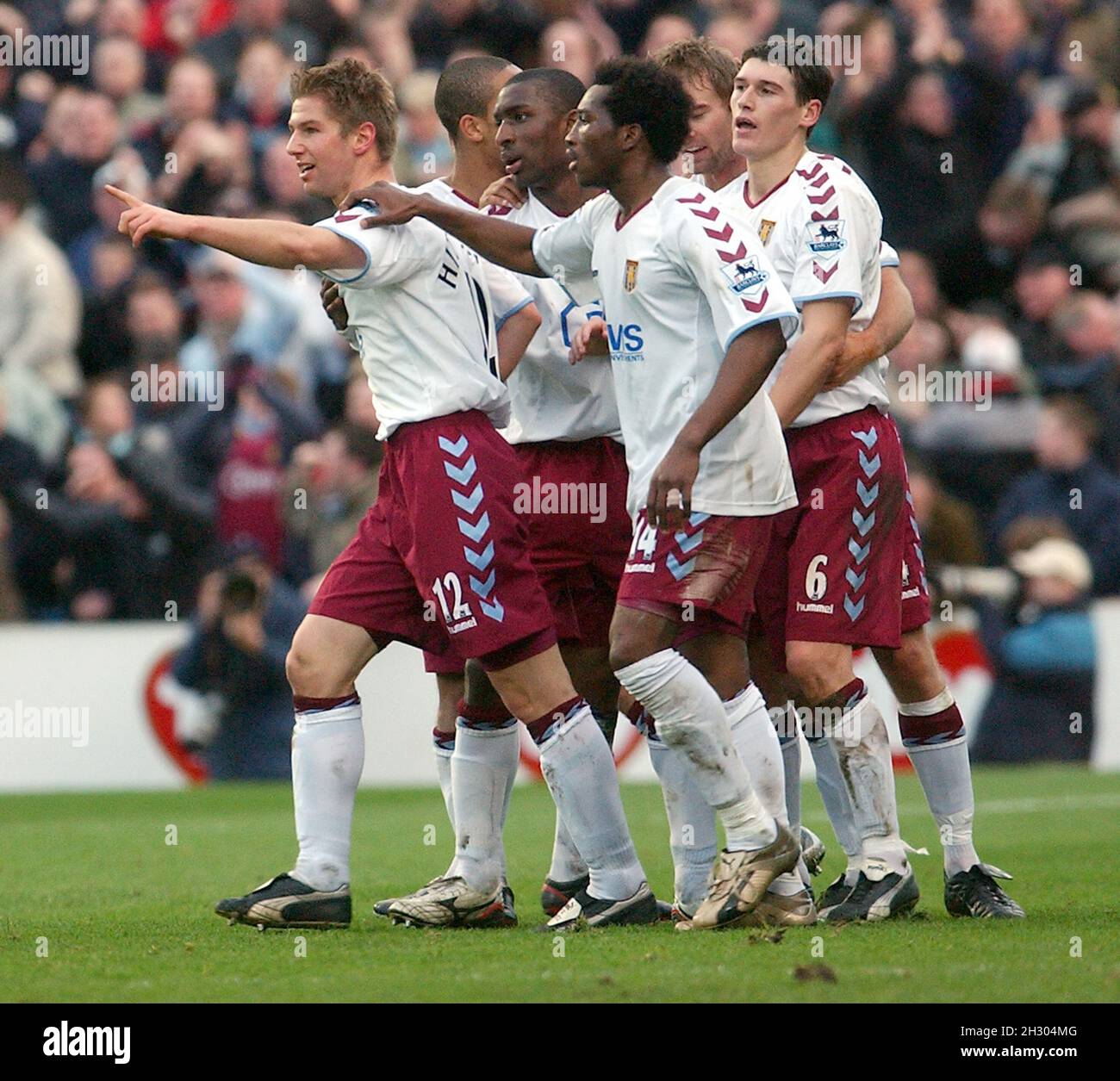 PORTSMOUTH V ASTON VILLA THOMAS HITZLPERGER CELEBRA IL SUO VINCITORE PIC MIKE WALKER, 2005 Foto Stock