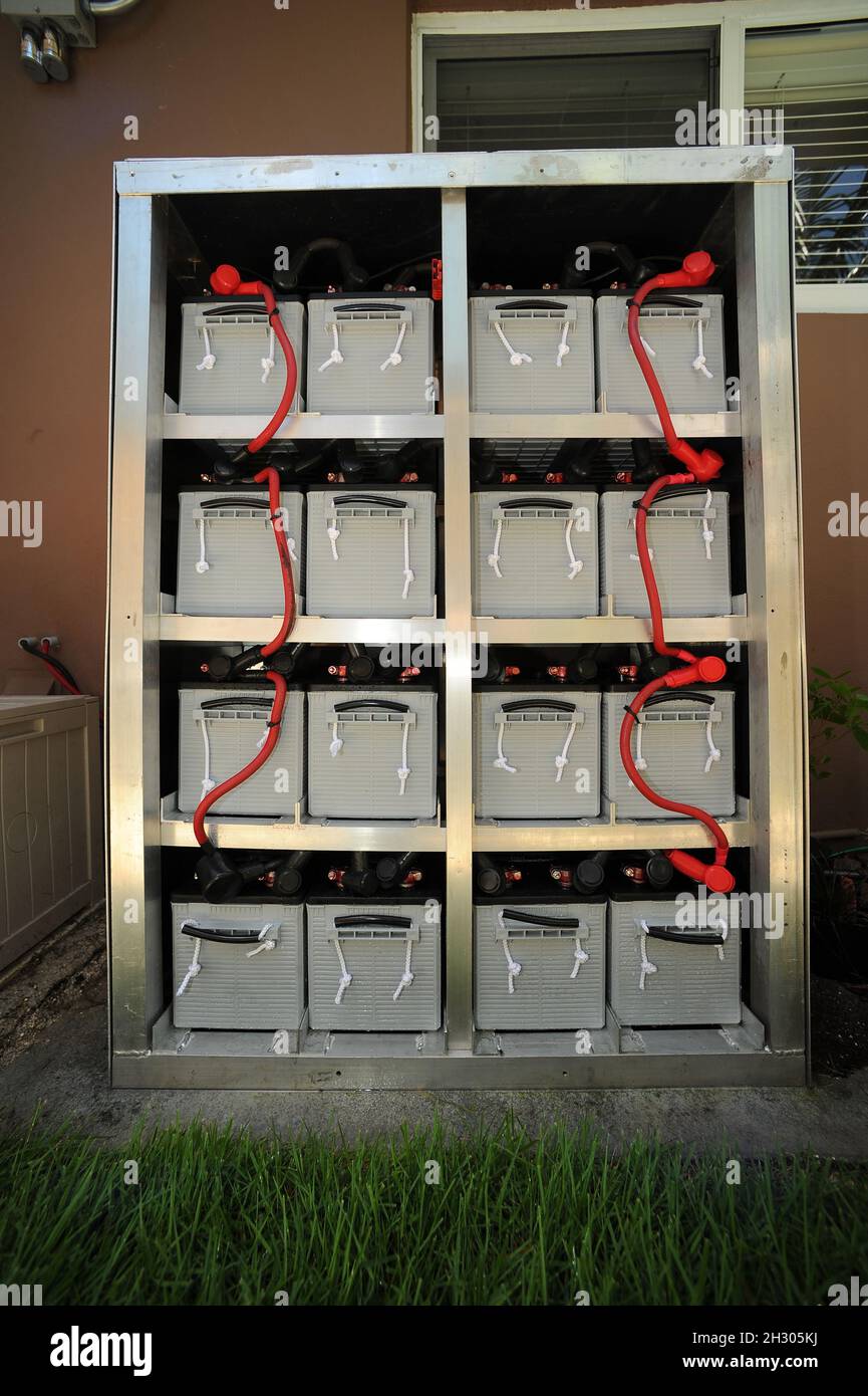 Batteria di riserva residenziale esterna per energia solare, energia rinnovabile e veicoli elettrici Foto Stock
