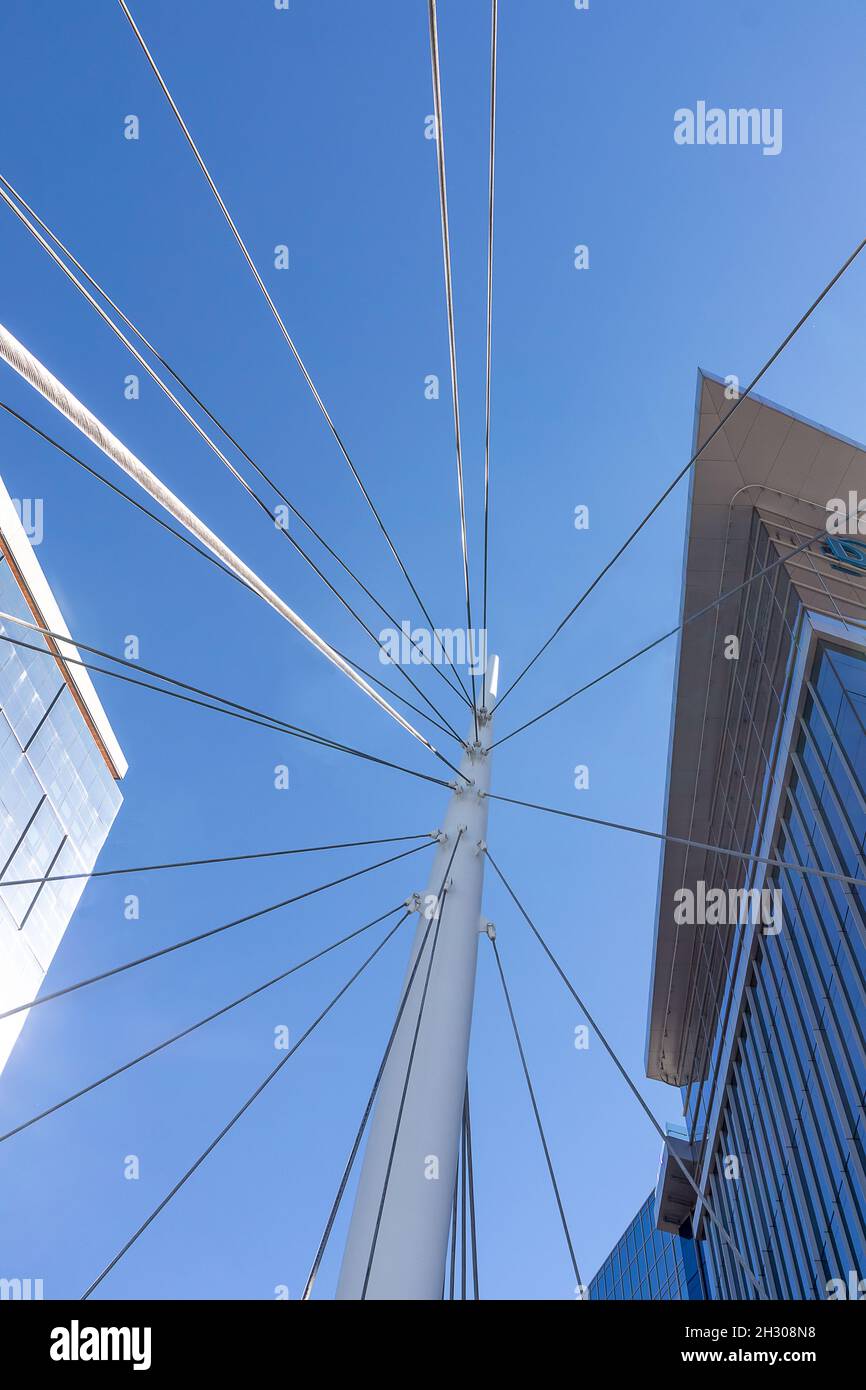 Palo e cavi di tensione del Millennium Bridge con edifici del centro. Denver, Colorado Foto Stock