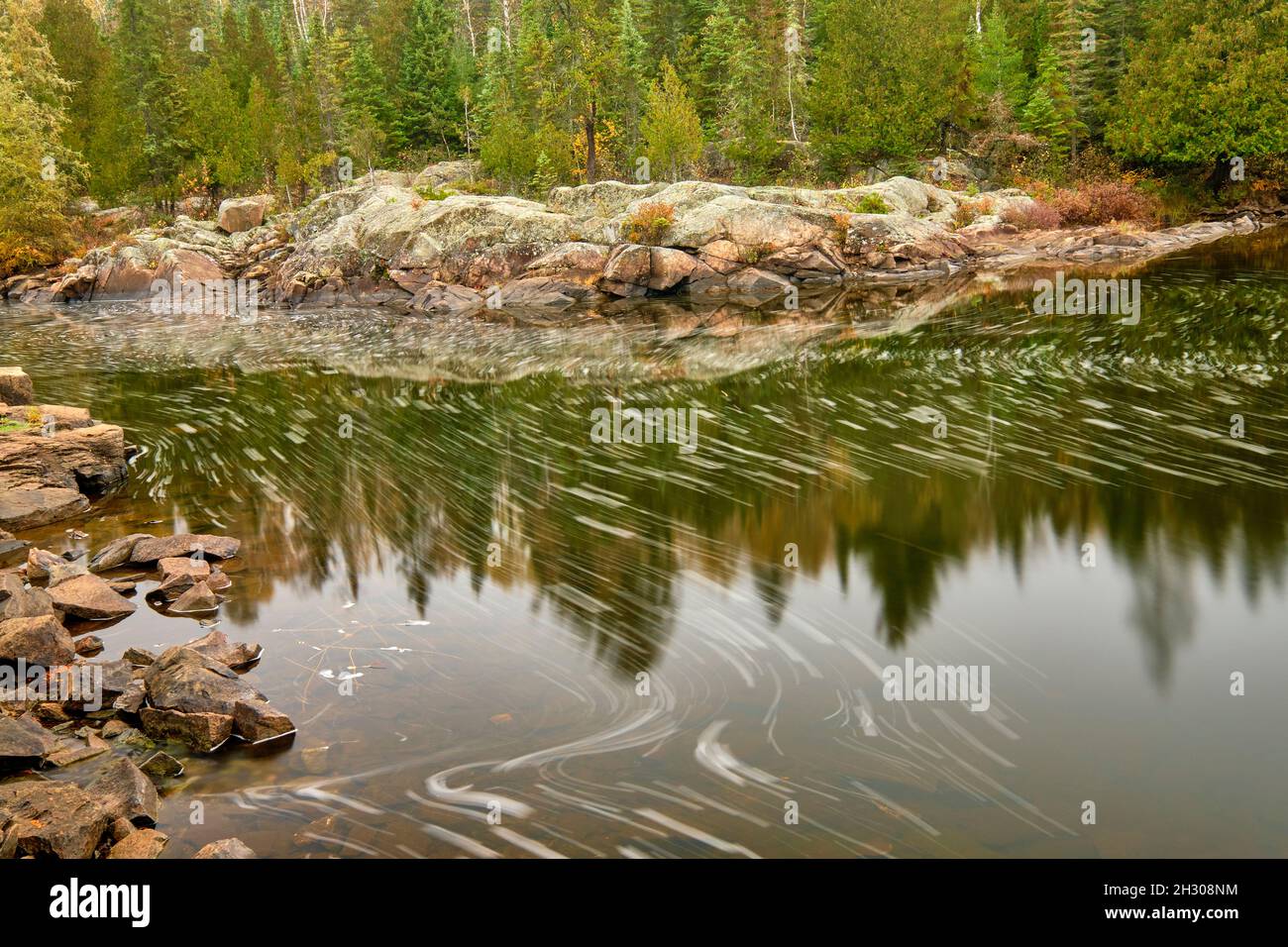 Lenta fotografia di un fiume nella Cascades Conservation Area vicino Thunder Bay Ontario. Foto Stock