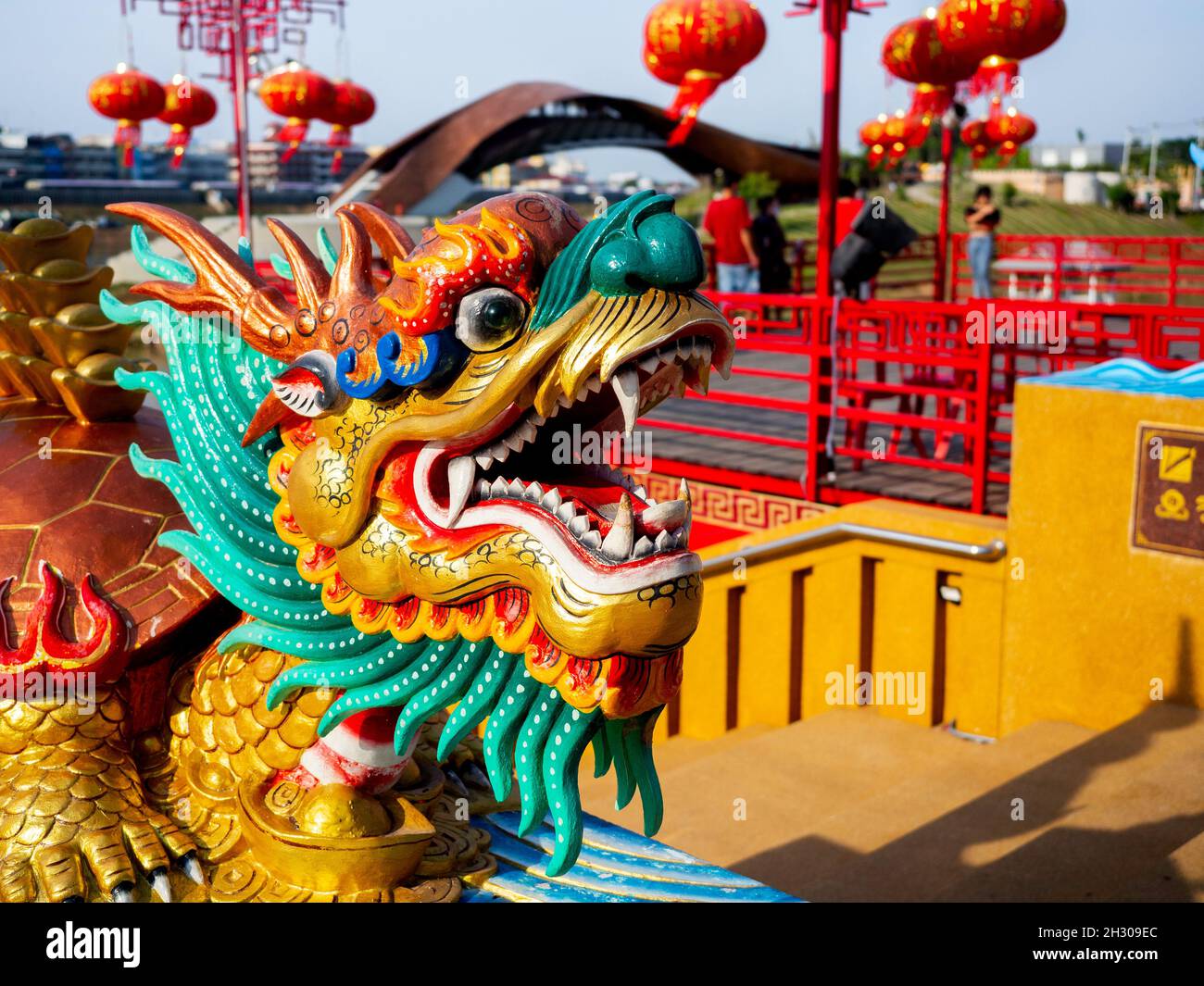 Febbraio 12, 2021. Nakhon Sawan, Thailandia: Decorazione di scultura del drago sul palo della scala a Thepharak di Chao pho - Santuario Thap Thim di Chao mae vicino Foto Stock