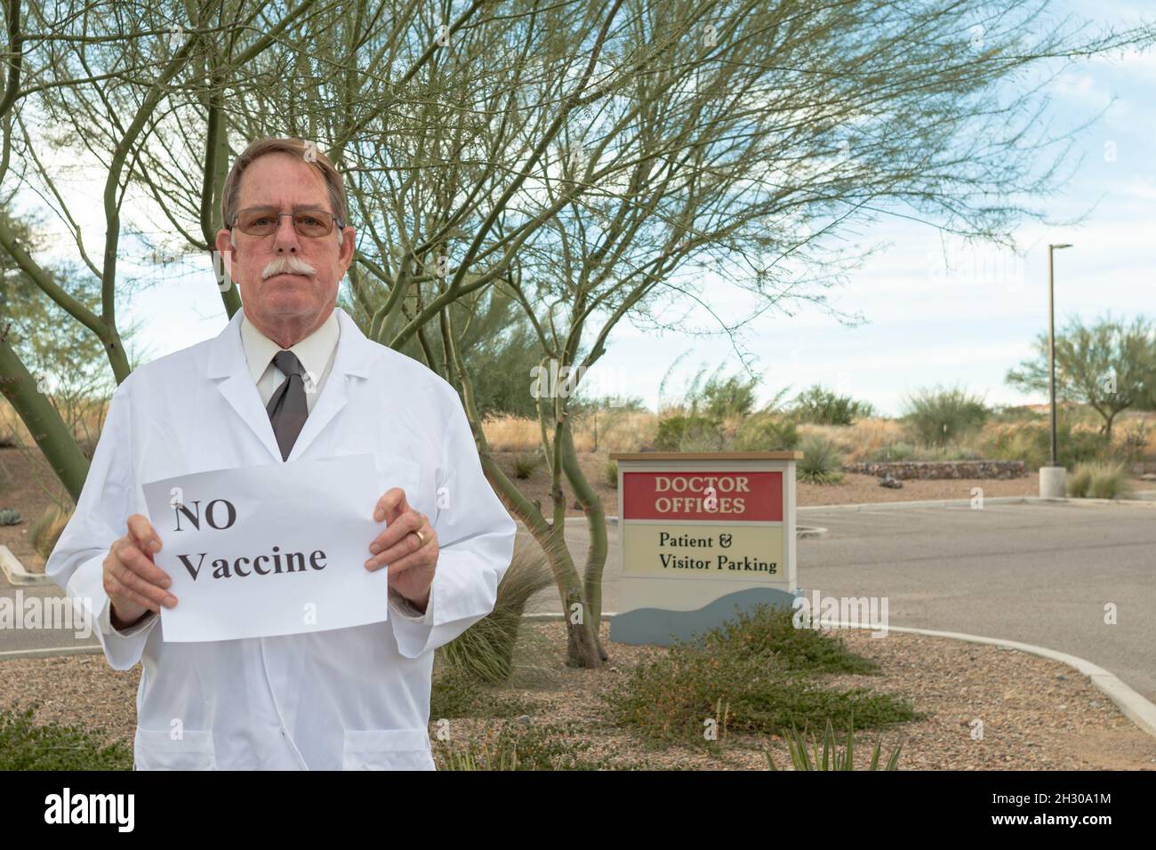 Il medico non detiene alcun segno di vaccino in opposizione al mandato in Arizona e Stati Uniti Foto Stock