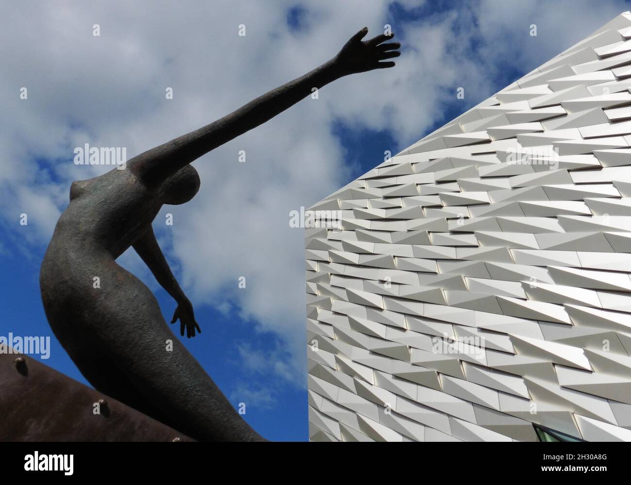La scultura Titanica all'esterno dell'edificio Titanic Belfast a Belfast, Irlanda del Nord Foto Stock