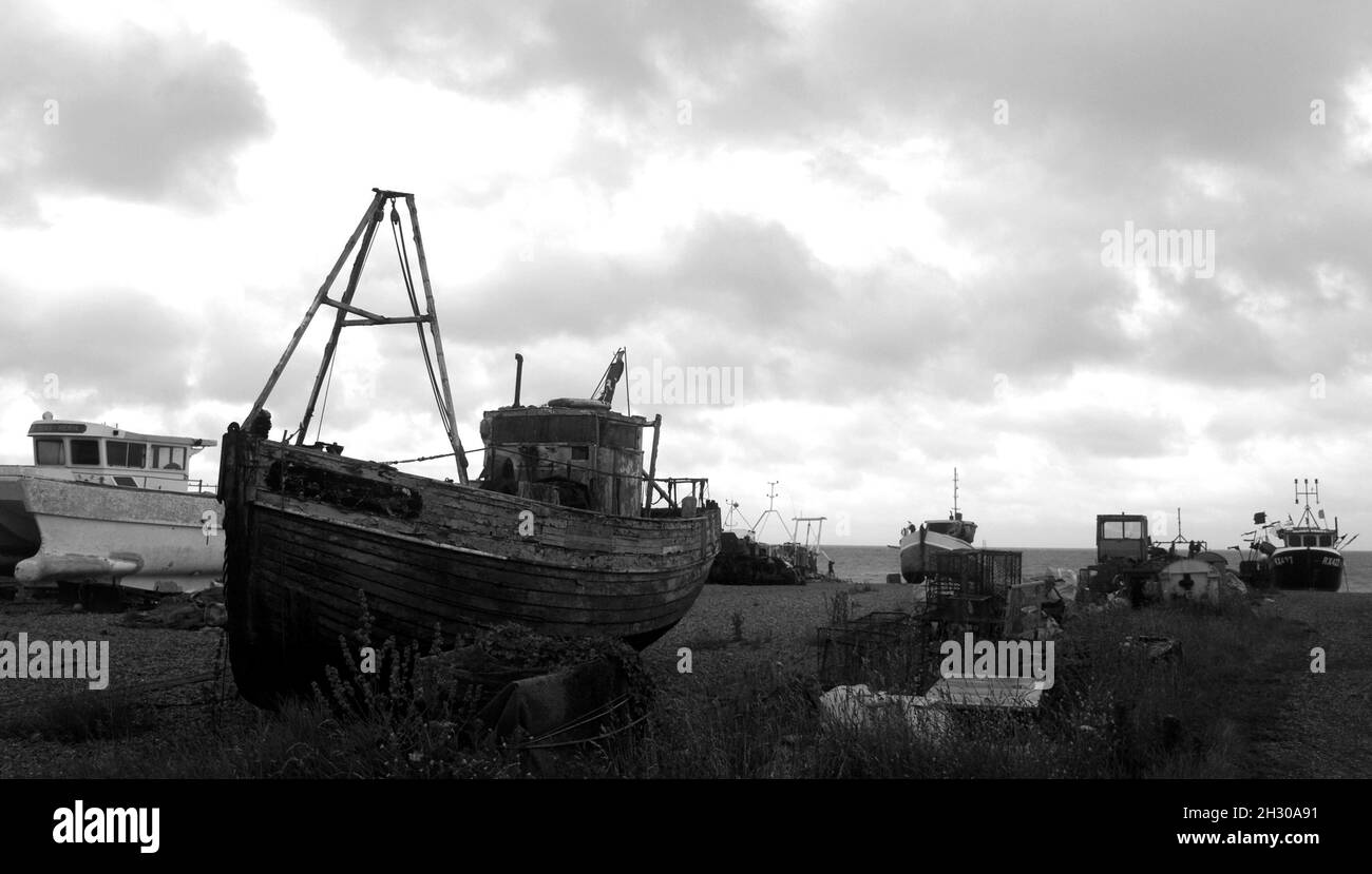 Barche da pesca su una spiaggia di Hastings Foto Stock