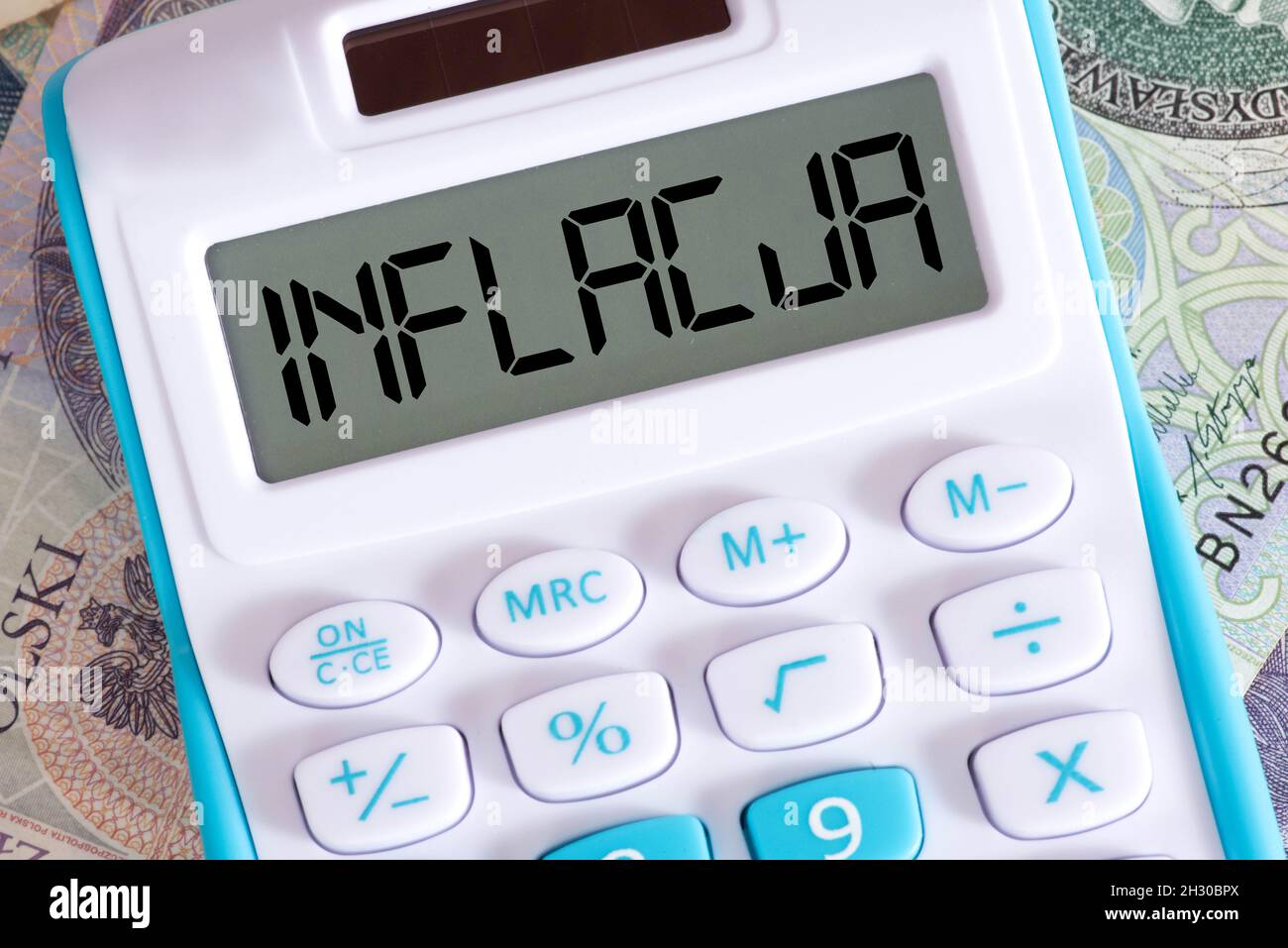 Calcolatrice, denaro polacco zloty PLN e inflazione Foto Stock
