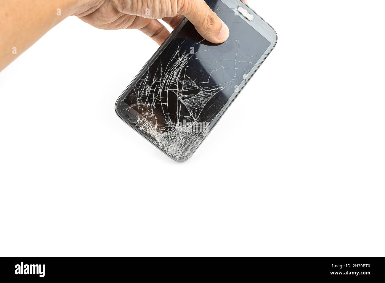 Caduta dello smartphone sul pavimento e danni allo schermo rotti isolati su sfondo bianco Foto Stock