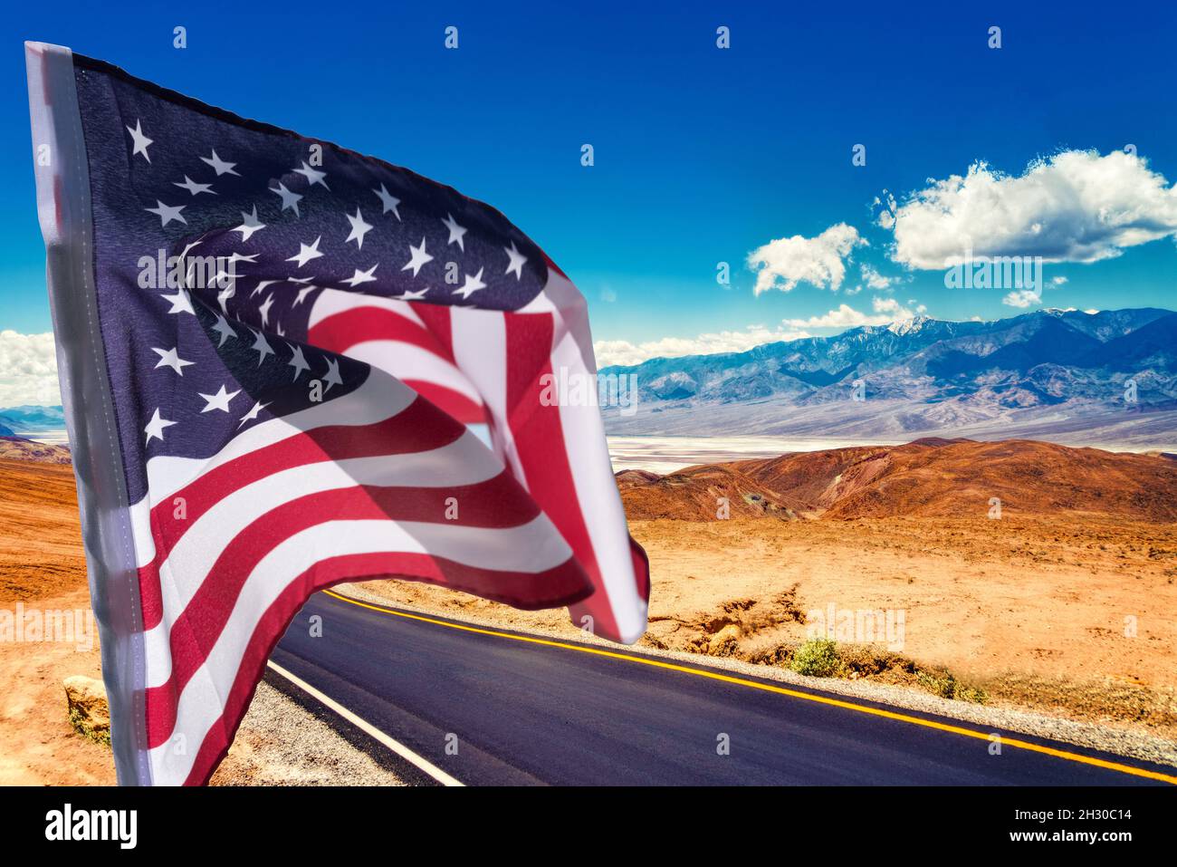 Bandiera degli Stati Uniti e strada americana attraverso il deserto Foto Stock