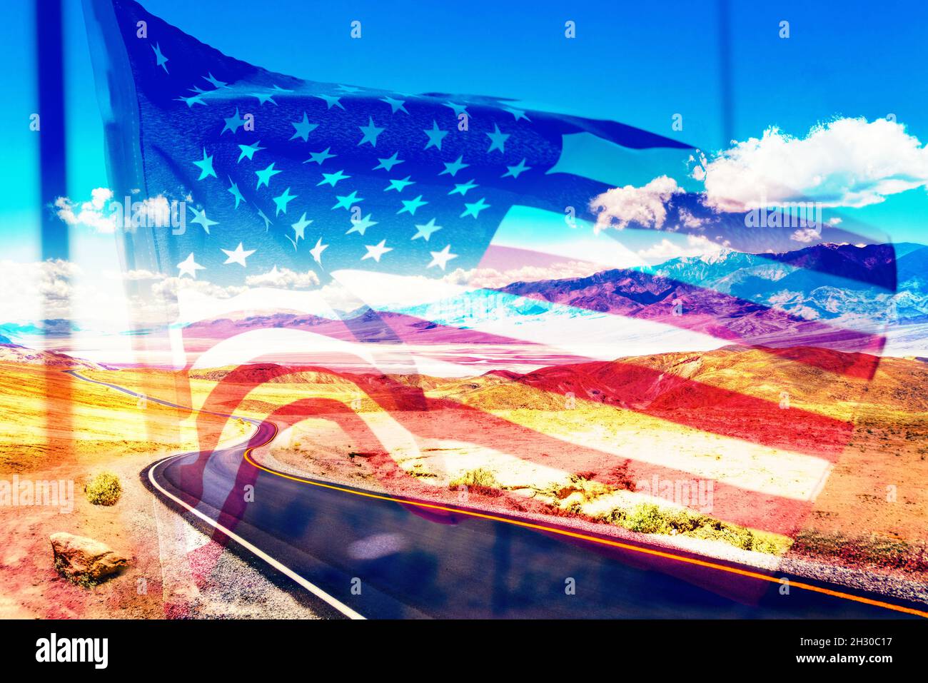Bandiera degli Stati Uniti e strada americana attraverso il deserto Foto Stock