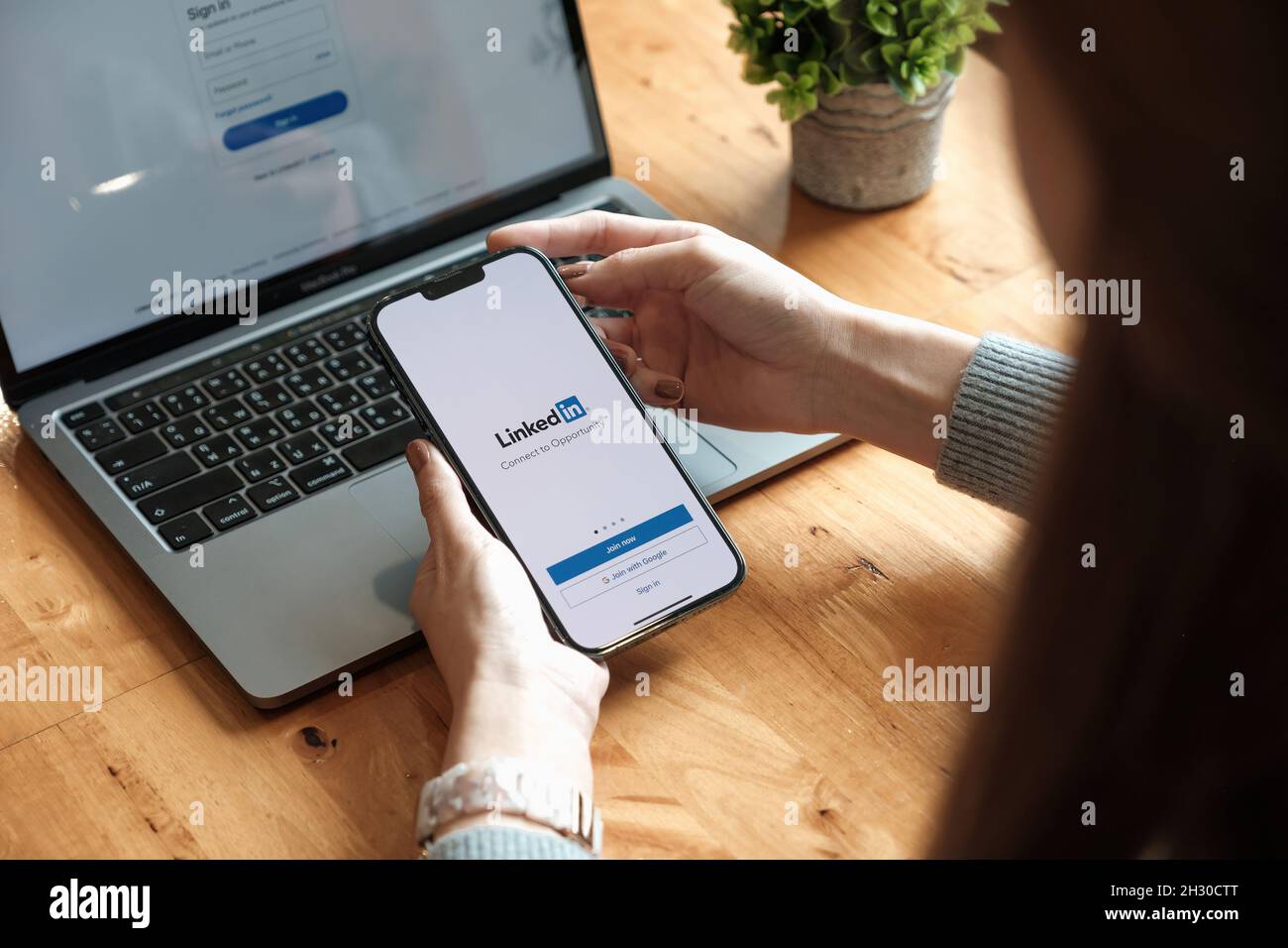 CHIANG mai, THAILANDIA - Oct 17, 2021: IPhone 13 con l'applicazione LinkedIn sullo schermo. LinkedIn è un servizio di social networking orientato alle aziende Foto Stock