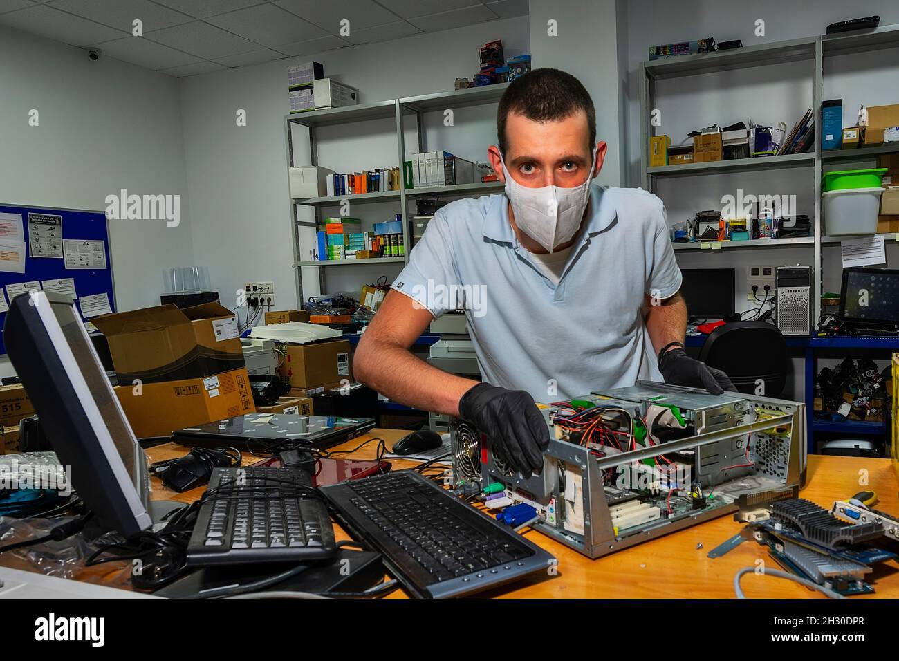 Tecnico informatico che lavora in officina Foto Stock