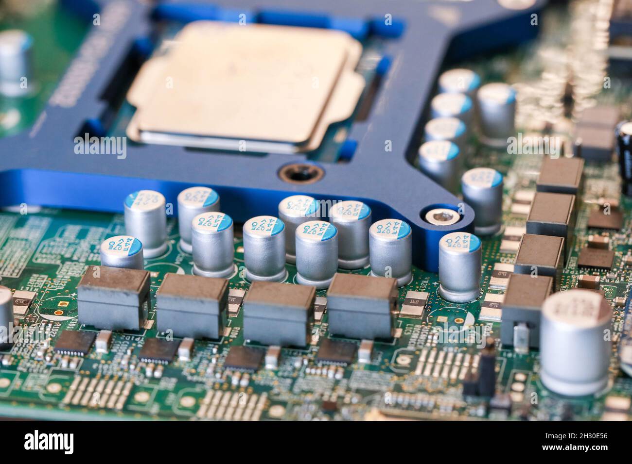 Processore chip per schede elettroniche a circuito stampato. Componente PCB verde. Foto Stock