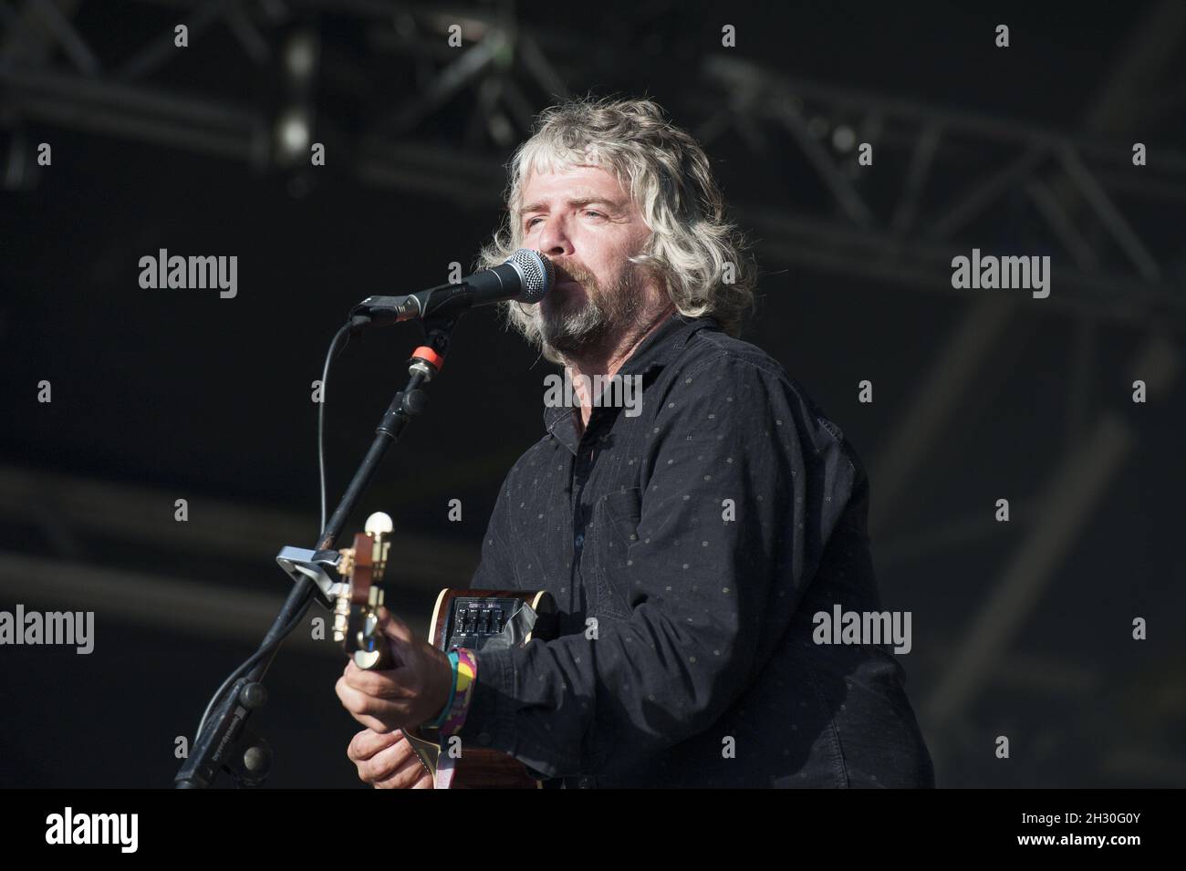 John Bramwell di i Am Kloot si esibisce dal vivo sul palco durante il giorno 1 di Camp Bestival, Castello di Lulworth, Dorset Foto Stock