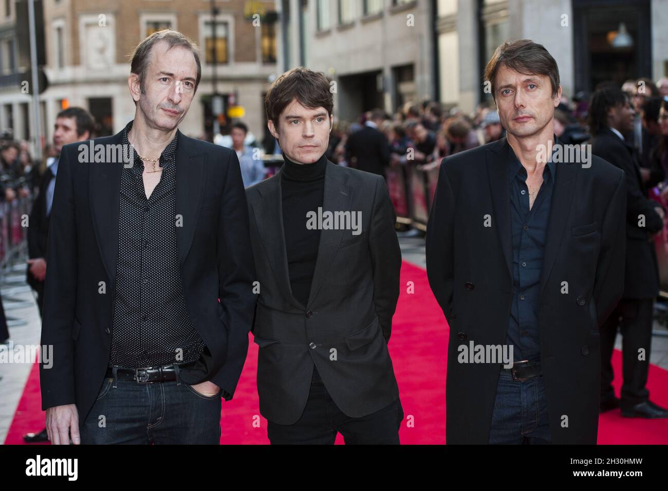 Mat Osman, Neil Codling e Brett Anderson di Suede arrivano alla proiezione  di so Young come parte del 57° BFI Film Festival presso l'Odeon Leicester  Square di Londra Foto stock - Alamy