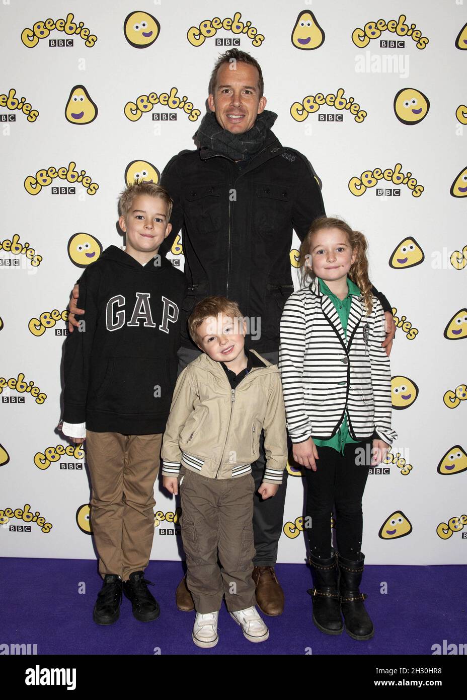 Kevin Davies e i bambini frequentano Katie Morag e Topsy e Tim CBeebies in anteprima britannica al Vue Cinema Picadilly di Londra. Foto Stock