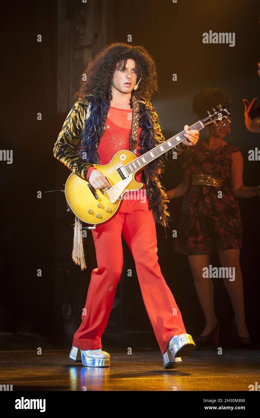 Warren Sollars suona come Marc Bolan nella notte di apertura di Boy del XX secolo, al New Wimbledon Theatre, Wimbledon - Londra Foto Stock