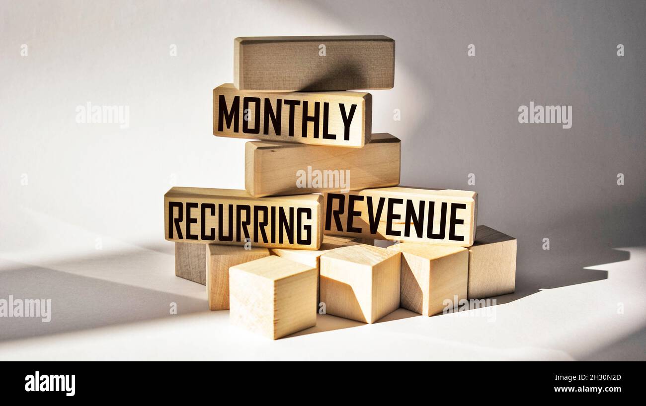 Reddito ricorrente mensile MRR testo su blocchi di legno. Acronimo di Business Concept Foto Stock