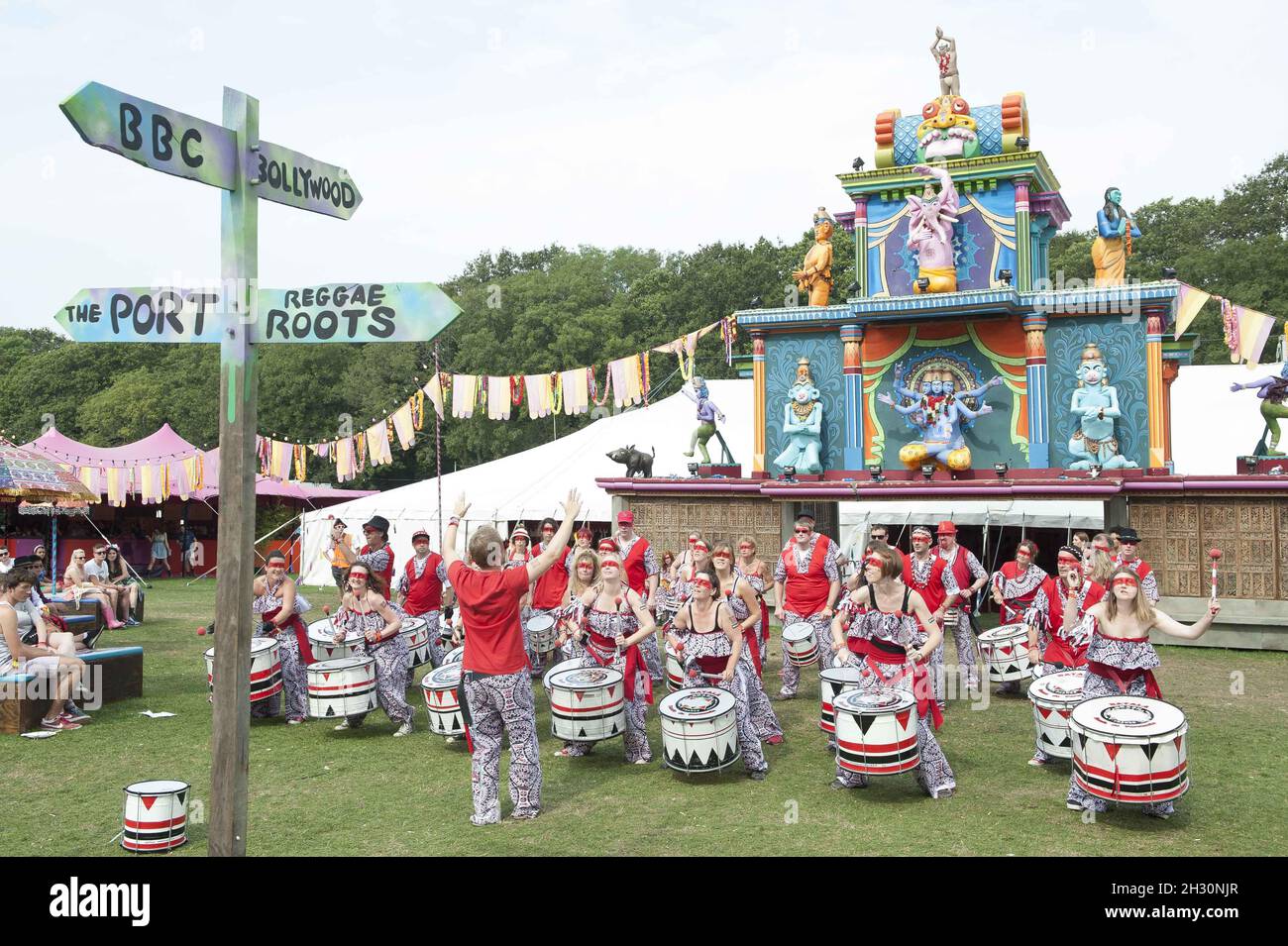 Vista generale dei batteristi che suonano di fronte al Bollywood lounge il 3° giorno del Bestival 2014, Robin Hill Country Park - Isola di Wight Foto Stock