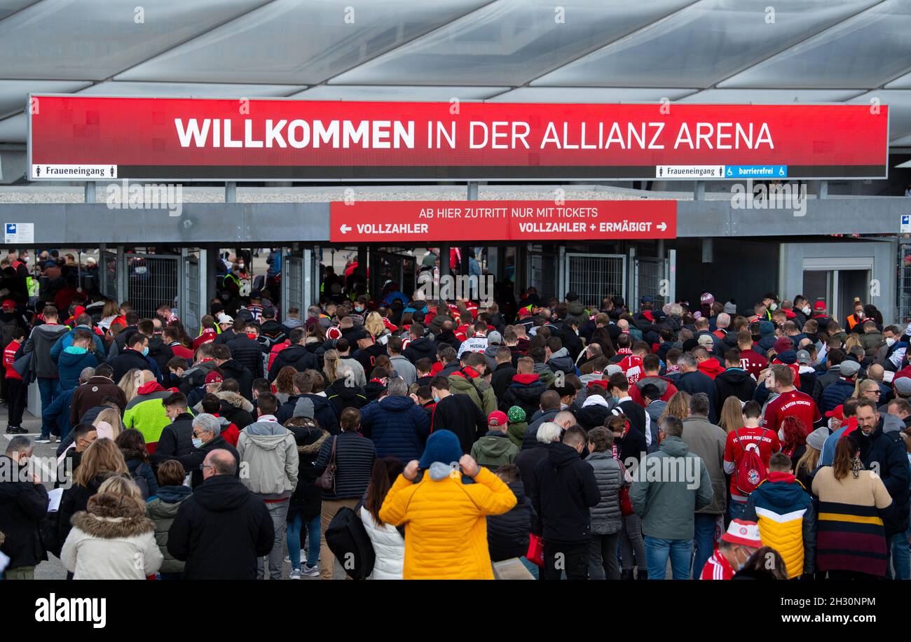 Monaco di Baviera, Germania. 23 ottobre 2021. Calcio: Bundesliga, Bayern Monaco - TSG 1899 Hoffenheim, Matchday 9 all'Allianz Arena. I tifosi vengono allo stadio. Credit: Sven Hoppe/dpa - NOTA IMPORTANTE: In conformità con le norme del DFL Deutsche Fußball Liga e/o del DFB Deutscher Fußball-Bund, è vietato utilizzare o utilizzare fotografie scattate nello stadio e/o del match sotto forma di immagini di sequenza e/o serie di foto video-simili./dpa/Alamy Live News Foto Stock