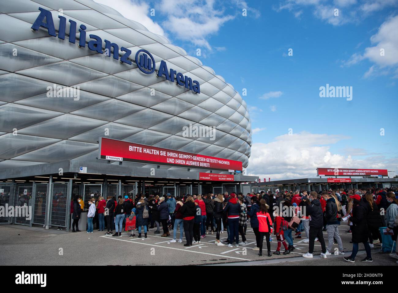 Monaco di Baviera, Germania. 23 ottobre 2021. Calcio: Bundesliga, Bayern Monaco - TSG 1899 Hoffenheim, Matchday 9 all'Allianz Arena. I tifosi vengono allo stadio. Credit: Sven Hoppe/dpa - NOTA IMPORTANTE: In conformità con le norme del DFL Deutsche Fußball Liga e/o del DFB Deutscher Fußball-Bund, è vietato utilizzare o utilizzare fotografie scattate nello stadio e/o del match sotto forma di immagini di sequenza e/o serie di foto video-simili./dpa/Alamy Live News Foto Stock