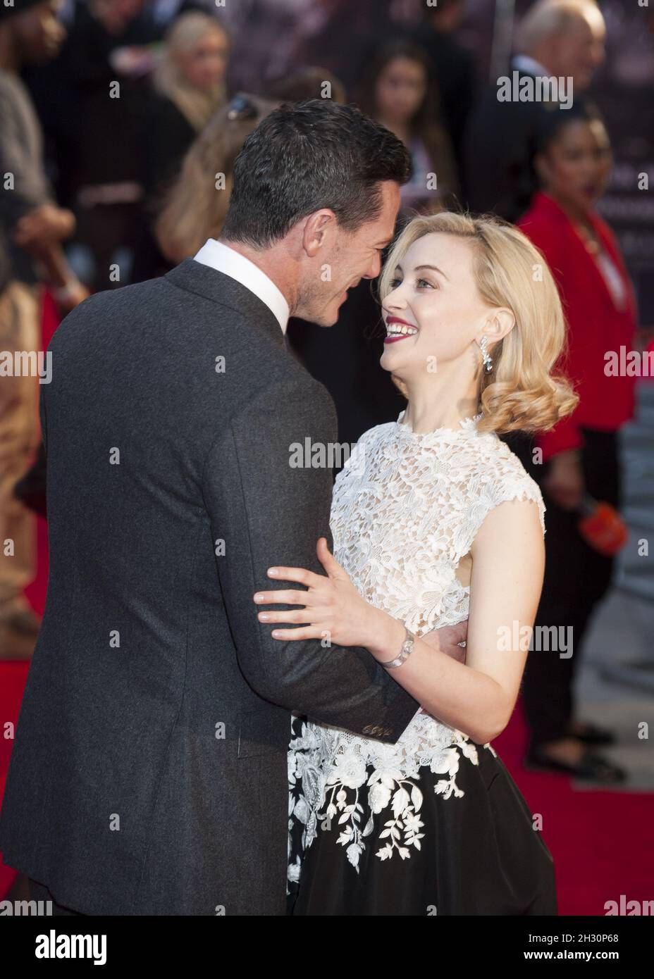 Luke Evans e Sarah Gadon partecipano alla prima Dracula Untold all'Odeon, Leicester Square - Londra Foto Stock