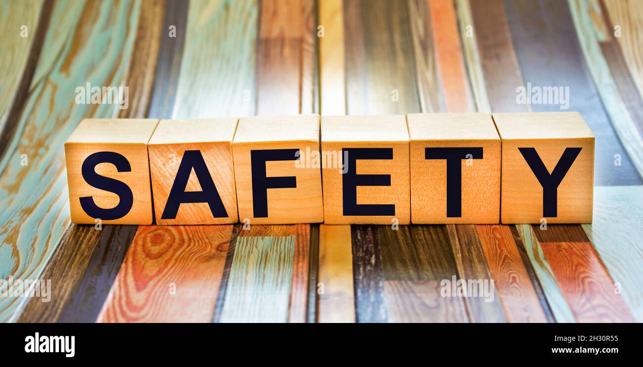 Parola di sicurezza scritto sul blocco di legno. testo di sicurezza sul tavolo in legno per il desing, concetto. Foto Stock
