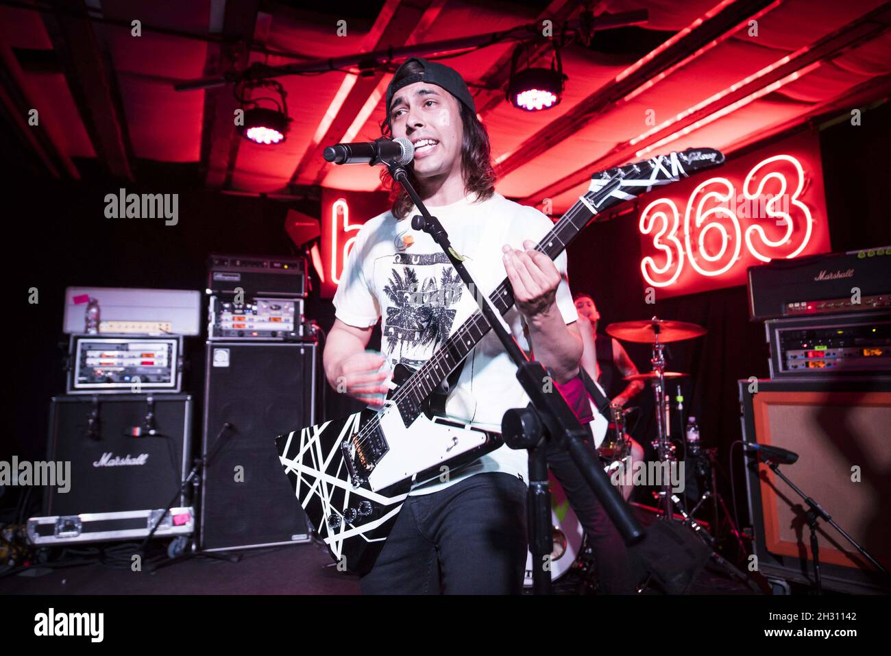 VIC Fuentes di Pierce il Veil si esibisce dal vivo sul palco all'HMV Oxford Road - Londra Foto Stock