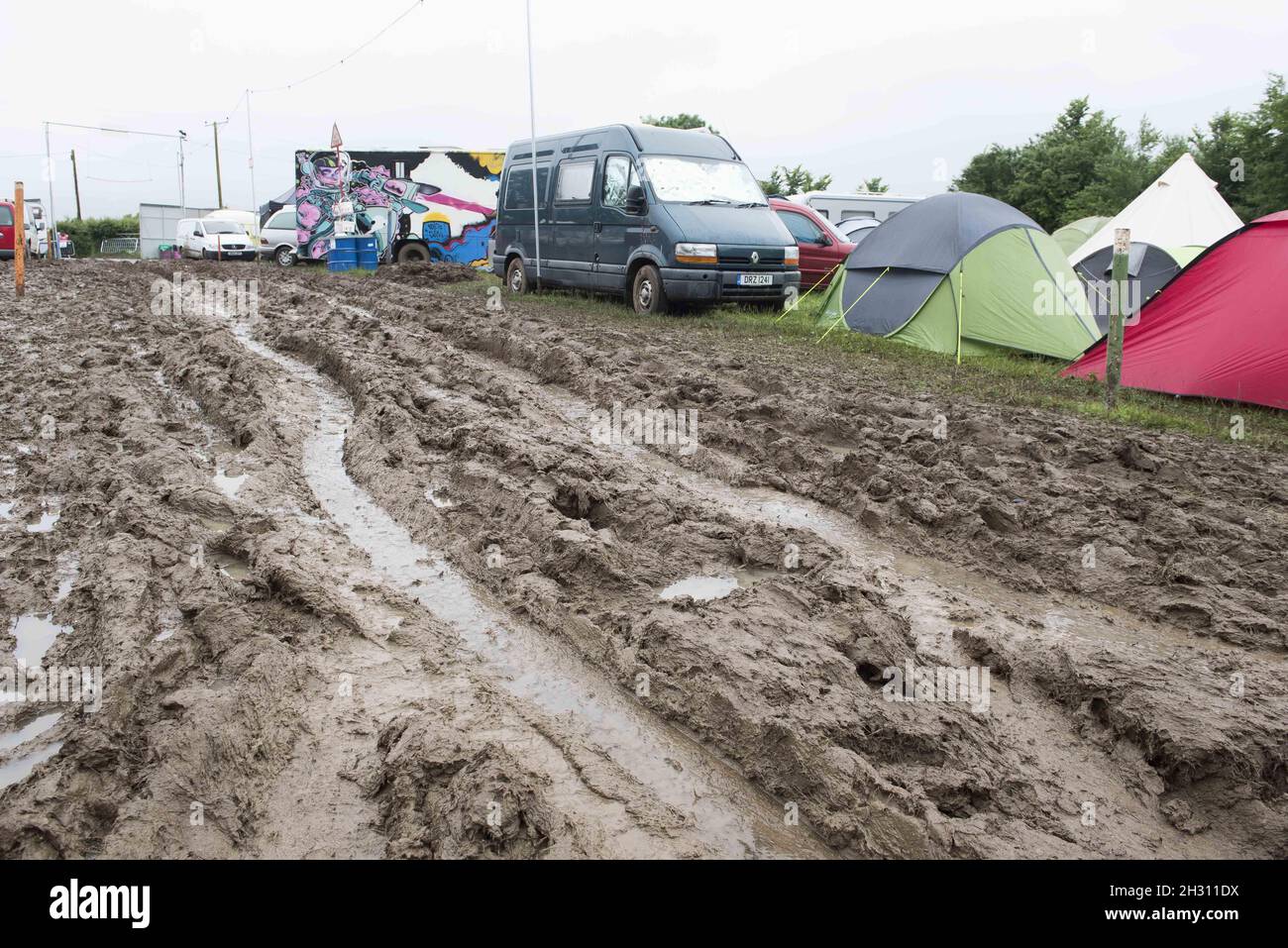 Un campo da campeggio Backstage si è trasformato in fango al Glastonbury Festival 2016, Worthy Farm - Somerset Foto Stock