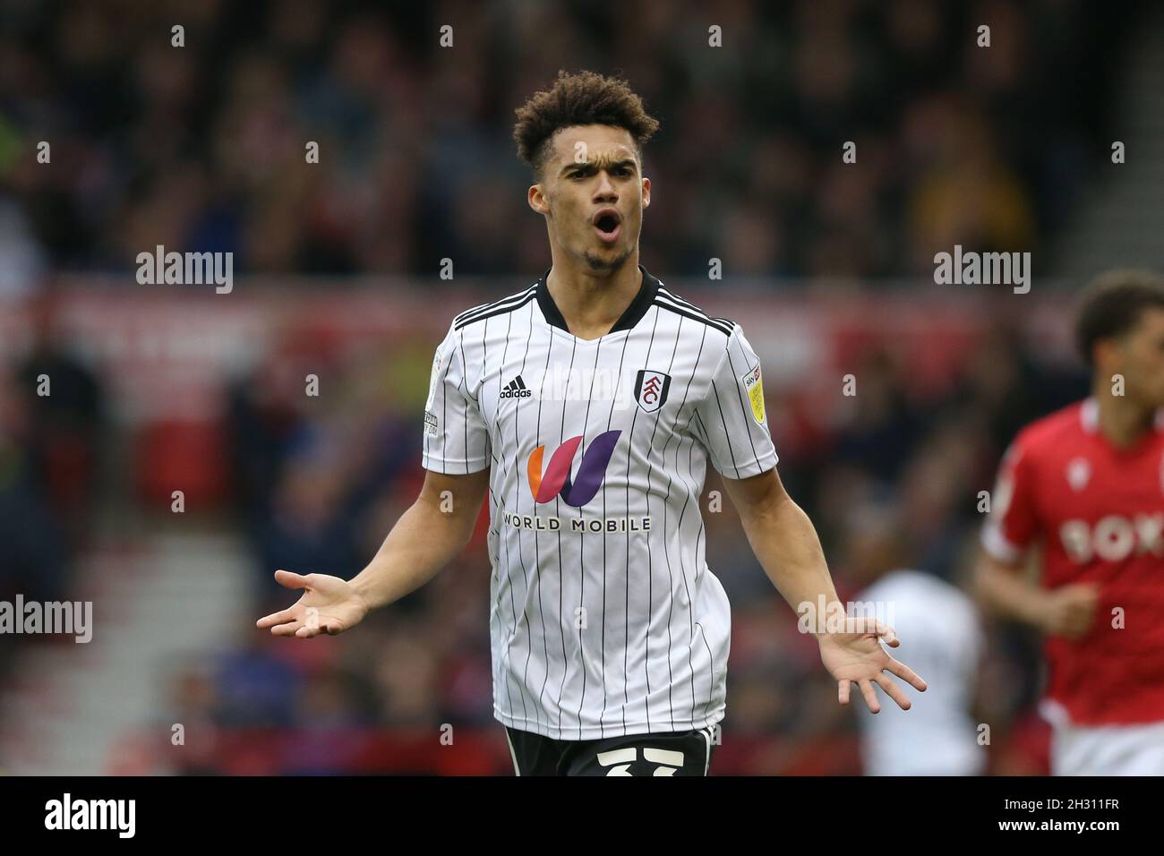 Nottingham, Inghilterra, 24 ottobre 2021. Antonee Robinson di Fulham durante la partita Sky Bet Championship al City Ground di Nottingham. Il credito dovrebbe essere: Isaac Parkin / Sportimage Foto Stock