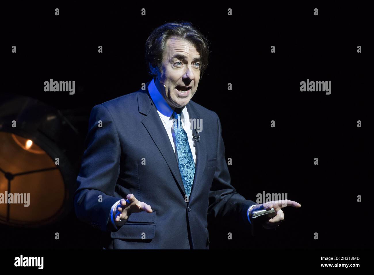 Jonathan Ross sul palco durante 'una serata con Michael Douglas' al Theatre Royal, Drury Lane, Londra. Data foto: Domenica 30 ottobre 2016. Il credito fotografico deve essere: DavidJensen/EMPICS Entertainment Foto Stock