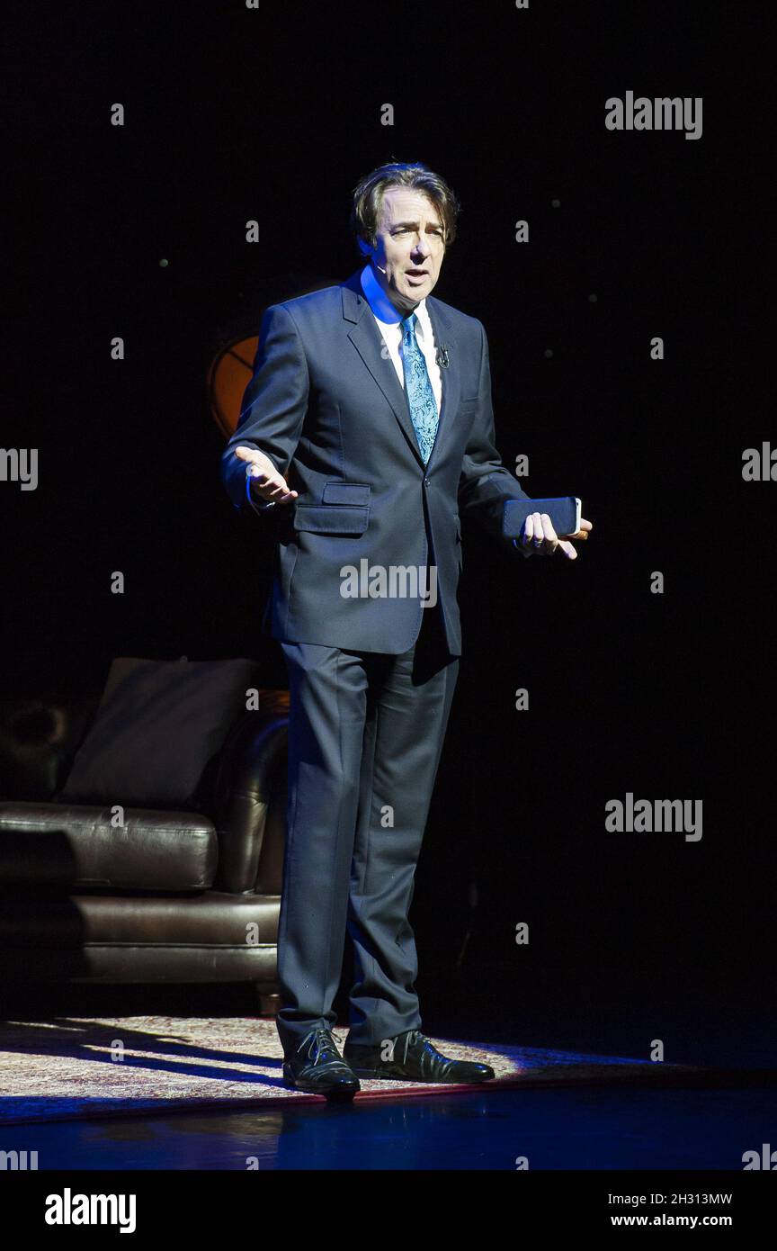 Jonathan Ross sul palco durante 'una serata con Michael Douglas' al Theatre Royal, Drury Lane, Londra. Data foto: Domenica 30 ottobre 2016. Il credito fotografico deve essere: DavidJensen/EMPICS Entertainment Foto Stock