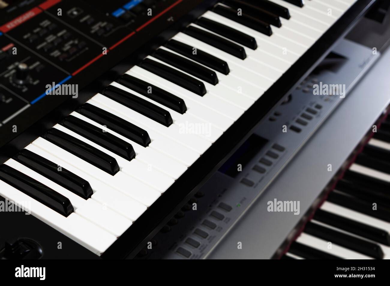 Primo piano del sintetizzatore elettronico della tastiera musicale, strumento musicale, pianoforte Foto Stock