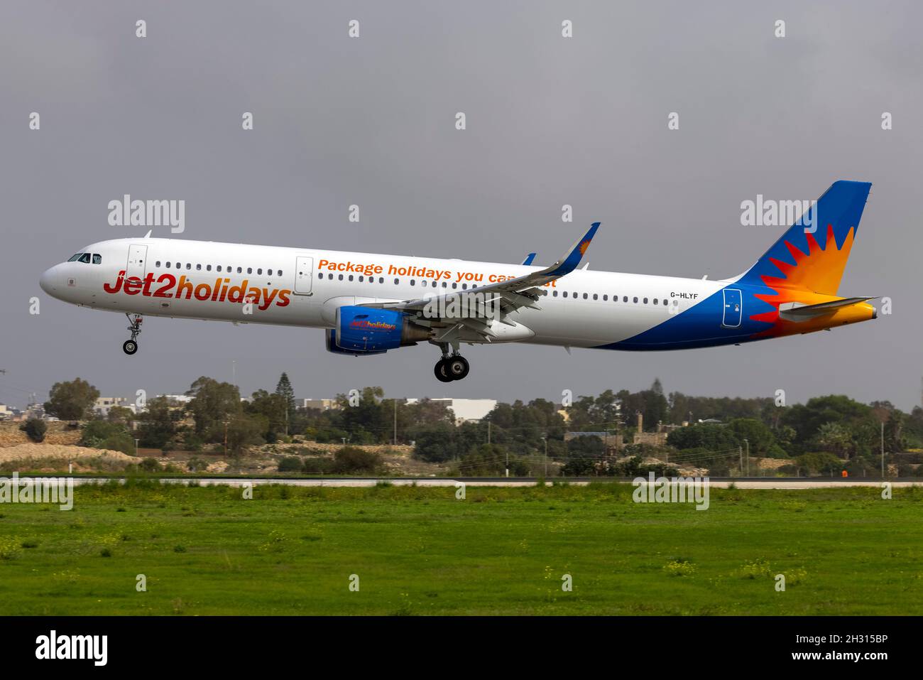 Jet2 Holidays Airbus A321-211 (REG: G-HLYF) sostituisce i più comuni voli A320 da Manchester, Regno Unito. Foto Stock