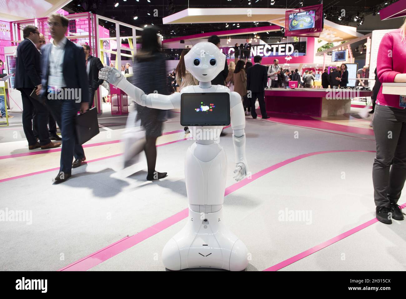 Robot Pepper in mostra al GSMA Mobile World Congress 2017, Grand Fira, Barcellona. Data foto: Lunedì 27 febbraio 2017. Foto Stock