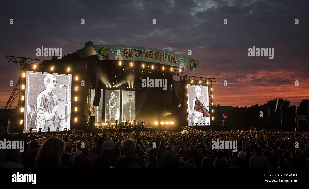 Vista generale del tramonto sul mainstage mentre Liam Gallagher si esibisce dal vivo al festival dell'isola di Wight al Seaclose Park, Newport. Data foto: Sabato 23 giugno 2018. Il credito fotografico dovrebbe essere: David Jensen/EMPICS Entertainment, HLI Foto Stock