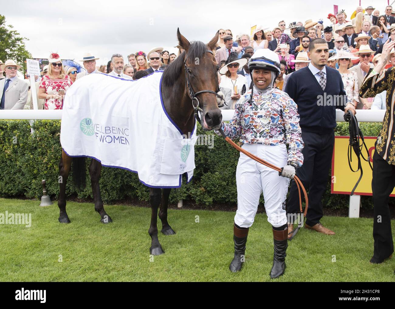 Khadijah Mellah con Haverland dopo aver vinto la Magnolia Cup il terzo giorno del Qatar Goodwood Festival all'ippodromo Goodwood di Chichester. Il credito dovrebbe essere: David Jensen/EMPICS Entertainment Foto Stock