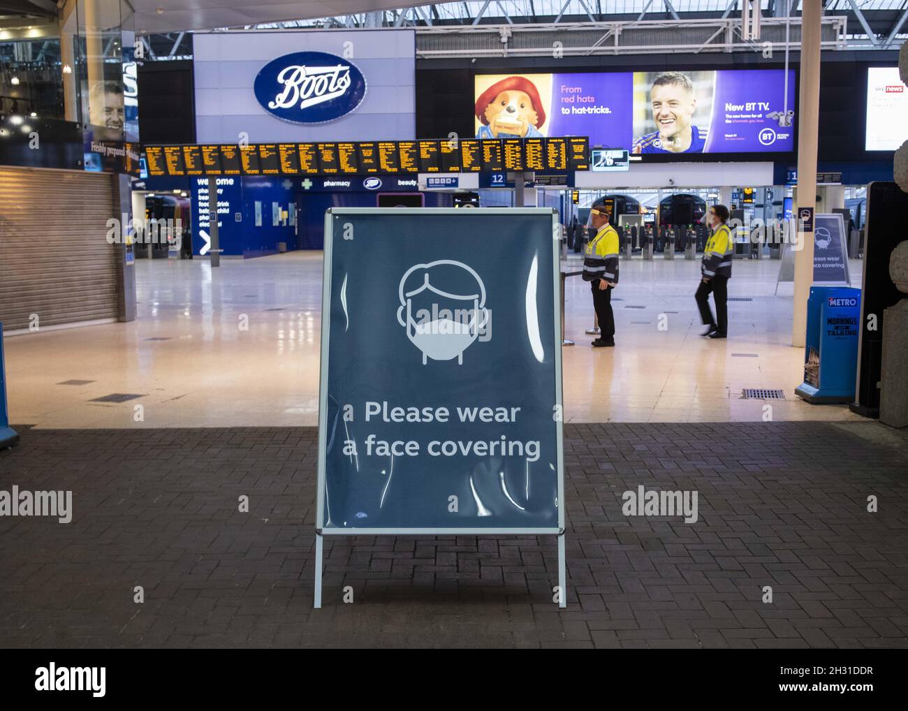 Un cartello con la scritta Please Wear a face cooling viene visualizzato all'ingresso della stazione di Waterloo, durante la pandemia del coronavirus, Londra. Data foto: Venerdì 22 maggio 2020. Il credito fotografico deve essere: David Jensen/EMPICS Entertainment Foto Stock
