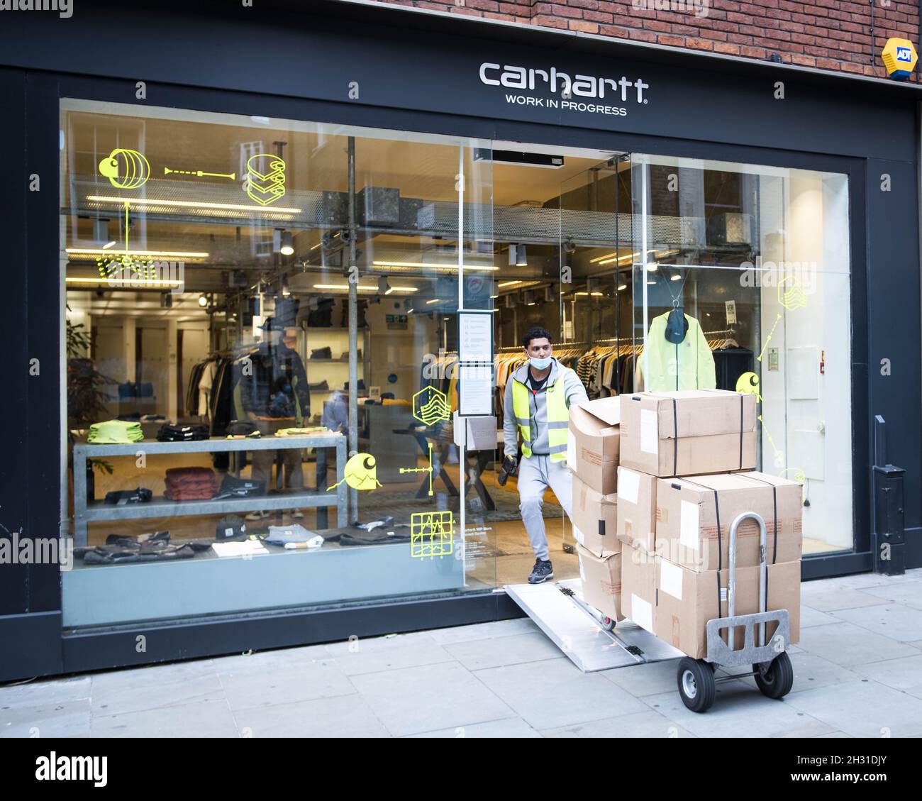 Un conducente consegna consegna le scatole di stock a un negozio di Carhartt  a Covent Garden, Londra in preparazione alla riapertura dopo l'introduzione  di misure per portare l'Inghilterra fuori dal blocco. Data