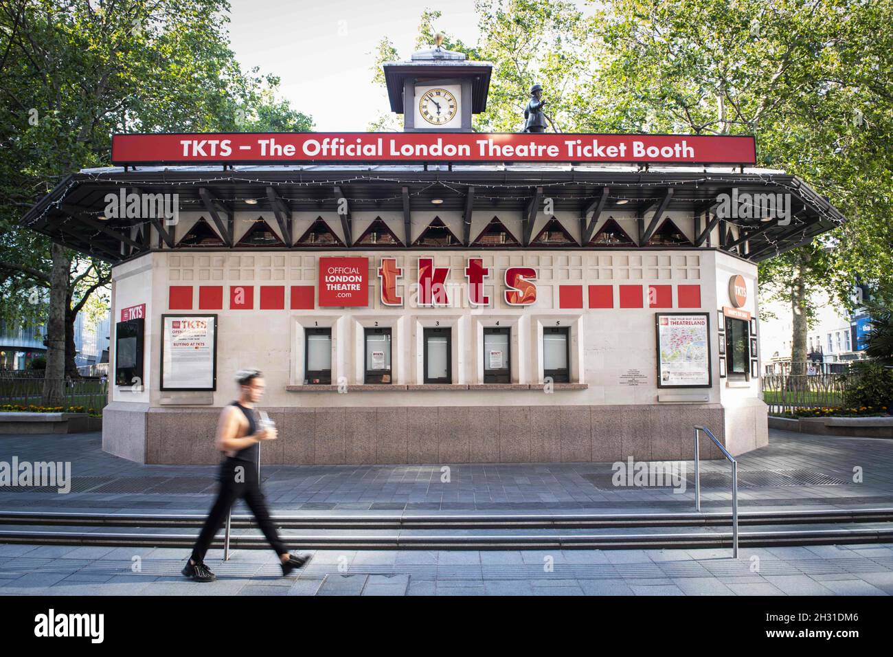 Un membro del pubblico cammina accanto alla biglietteria ufficiale del teatro di Londra in Leicester Square, chiusa a causa della pandemia di Coronavirus e che difficilmente si aprirà presto a meno che le linee guida di blocco del governo non cambino, Londra. Data foto: Giovedì 25 giugno 2020. Il credito fotografico deve essere: David Jensen/EMPICS Entertainment Foto Stock