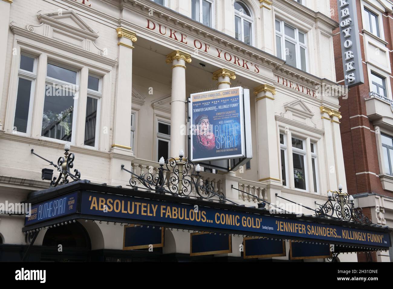 Il teatro Duke of York è chiuso a causa della pandemia del Covid-19, ed è improbabile che si apra presto a meno che le linee guida governative non cambiino, St Martins Lane, Londra. Data immagine: Giovedì 2 luglio 2020. Il credito fotografico dovrebbe essere: David Jensen/EMPICS Entertainment Foto Stock