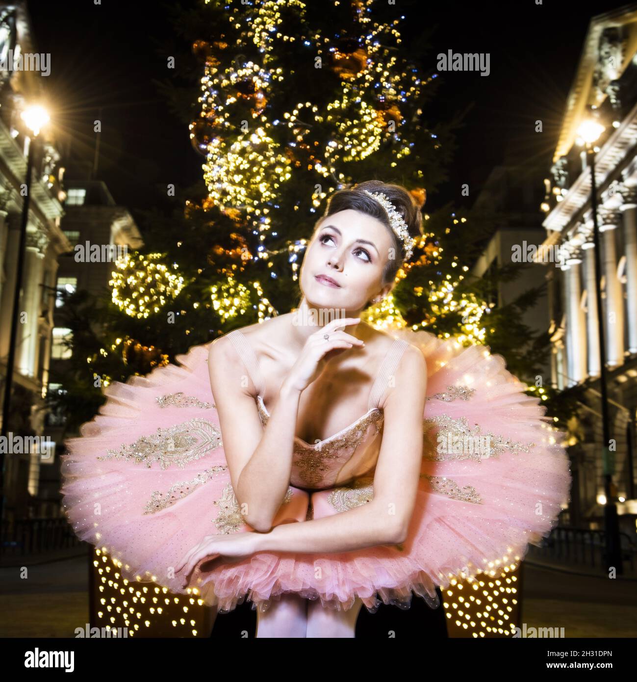 La Fata della susina di zucchero, Sarah Byrne, siede sotto l'albero di Natale a Waterloo Place, Londra. Data foto: Lunedì 30 novembre 2020. Il credito fotografico dovrebbe essere: David Jensen/ EMPICS Entertainment Foto Stock
