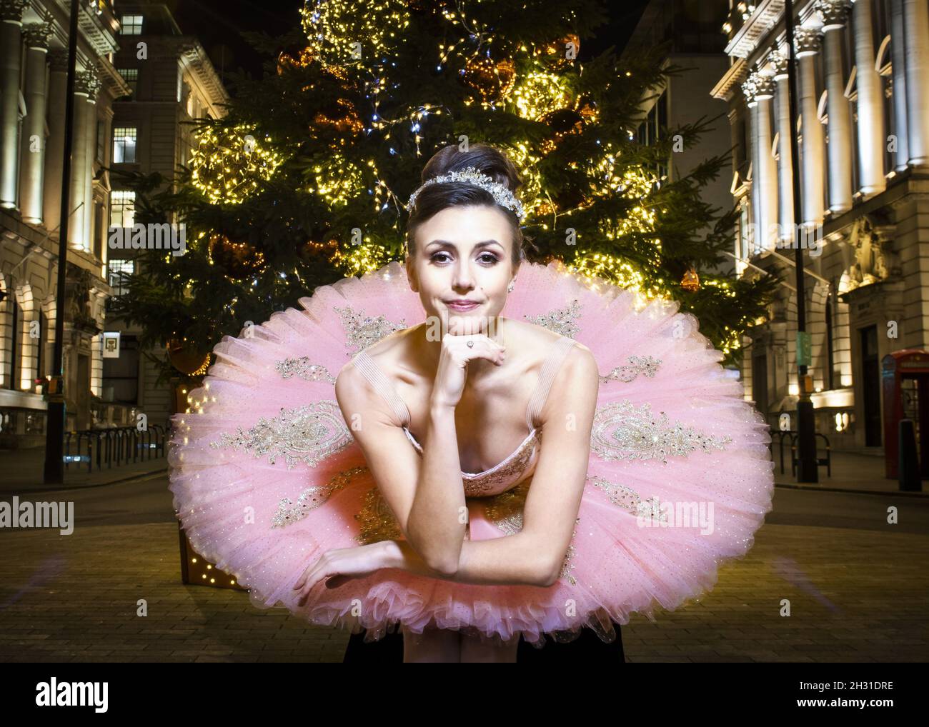 La Fata della susina di zucchero, Sarah Byrne, siede sotto l'albero di Natale a Waterloo Place, Londra. Data foto: Lunedì 30 novembre 2020. Il credito fotografico dovrebbe essere: David Jensen/ EMPICS Entertainment Foto Stock