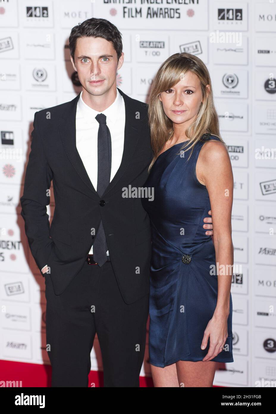 Mathew Goode (attore e membro della giuria Moet BIFA) e la ragazza partecipa al MOET British Independent Film Awards, presso l'Old Billingsgate Market, Londra, 5 dicembre 2010. Foto Stock