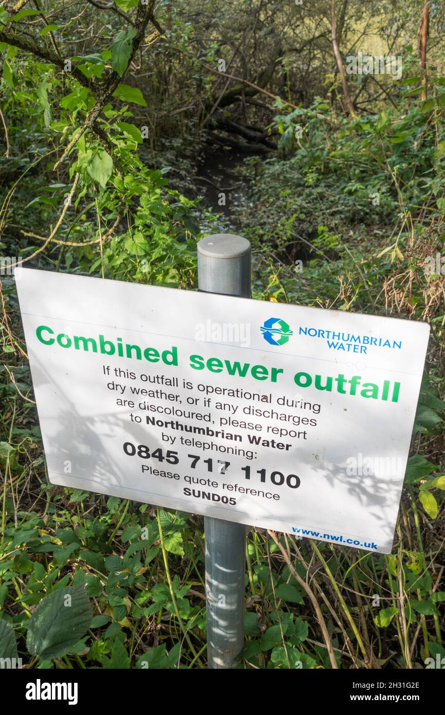 Segnale di Northumbrian Water che indica la posizione di una cascata combinata di fognature nel fiume Wear a Washington, Tyne and Wear, Inghilterra, Regno Unito Foto Stock