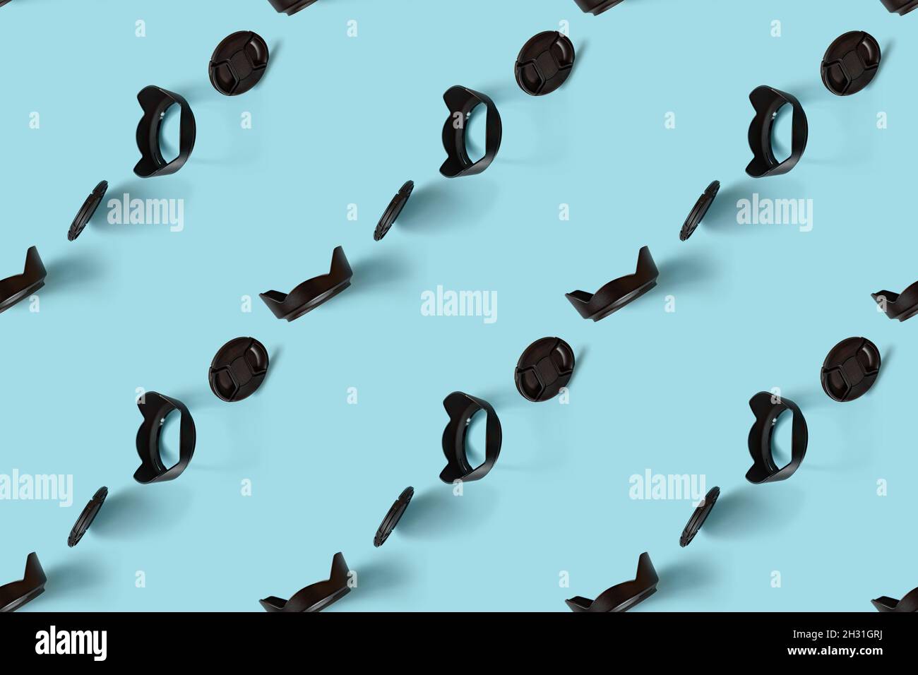 Un modello di accessori fotografici - copriobiettivo e copriobiettivo. Foto Stock