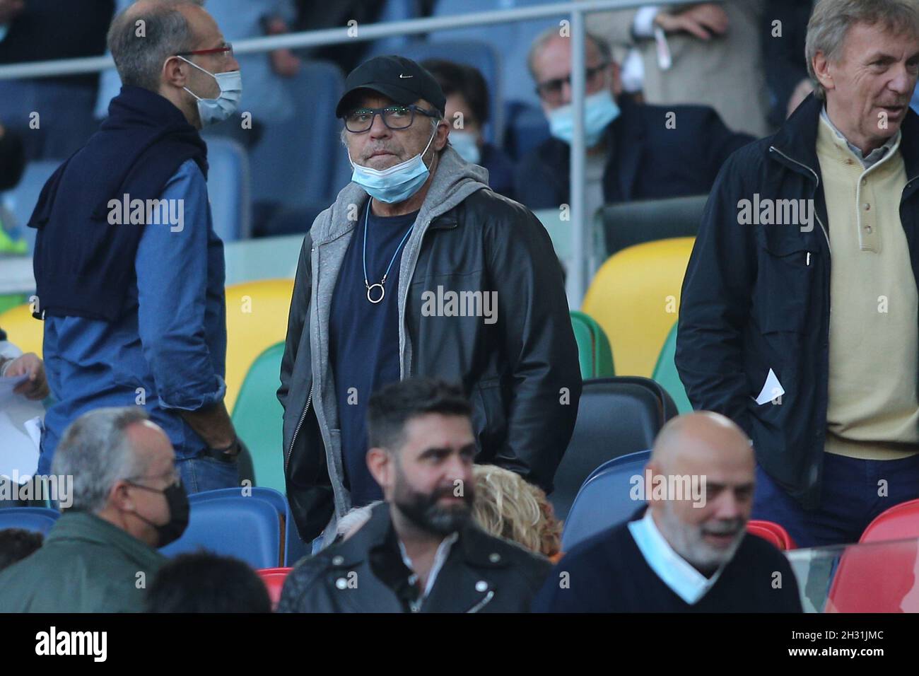 Roma, Italia. 24 ottobre 2021. ROMA, Italia - 24.10.2021: Ritornano i vip in tribuna d'onore per la parte della persona data di campionato Roma vs Napoli, tra loro, Favino con la moglie Anna Ferzetti, Boniek, Claudio Amendola, Lucio resta, Fausto Brizzi con Silvia Salis, Dan e Ryan Friedkin. Credit: Independent Photo Agency/Alamy Live News Foto Stock