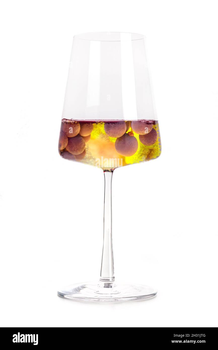 Blanc de noirs Concept, vino bianco ottenuto da uve da vino rosso. Vigneto in un elegante collage creativo di vetro di potenza, isolato su uno sfondo bianco Foto Stock