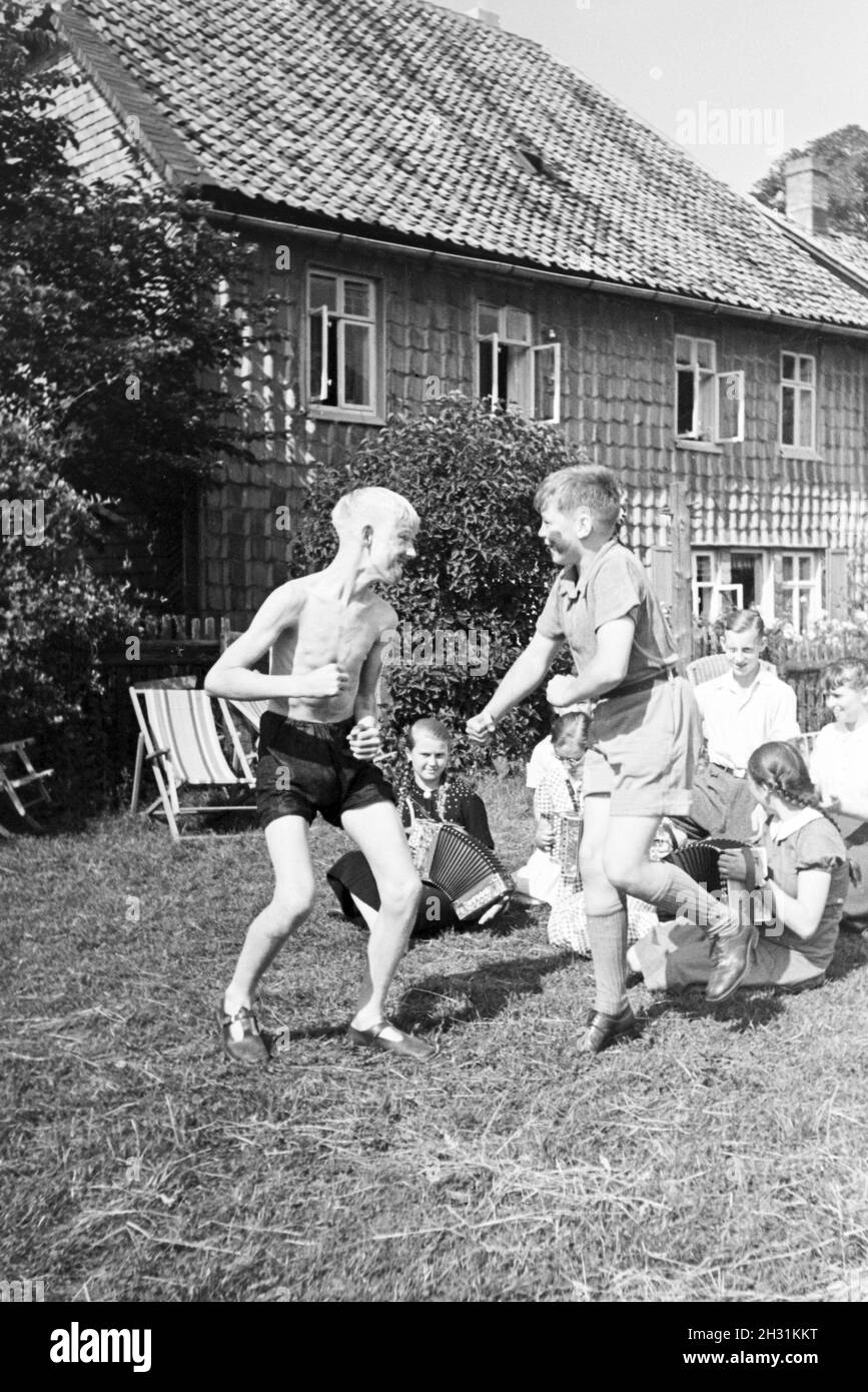 Schüler des kolonial Schülerheims Harzburg während ihrer Freizeit, Deutsches Reich 1937. Studenti della scuola coloniale residenziale Harzburg in pausa; Germania 1937. Foto Stock